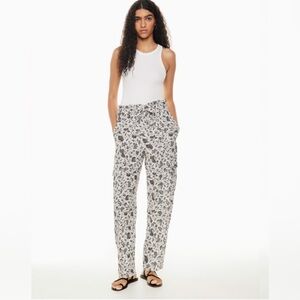 Aritzia Little Moon Amore Pant Floral
Light Birch/Black